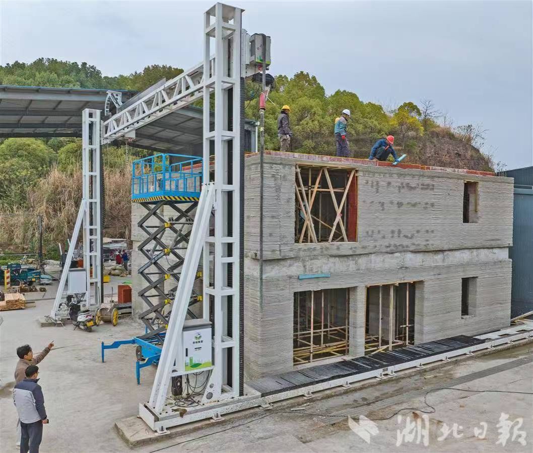 【湖北日报】2026世界杯中文网站“打印”出双层小楼-1027-媒体关注